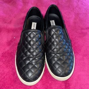 Steve Madden black flats/ slip ons Ecentrcq.